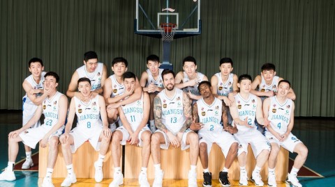 江苏肯帝亚黑白双雄领衔重返季后赛半程亚军书写黑马传奇
