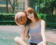球场湿身谜团：美女球迷的矿泉水与汗水