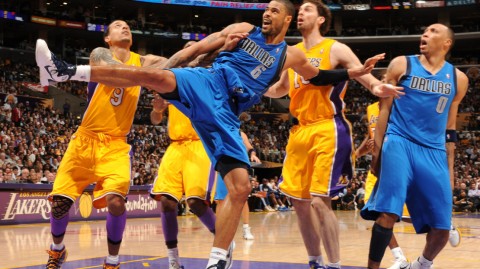 十多年前那一脚湖人小牛世纪冲突至今仍让人热血沸腾