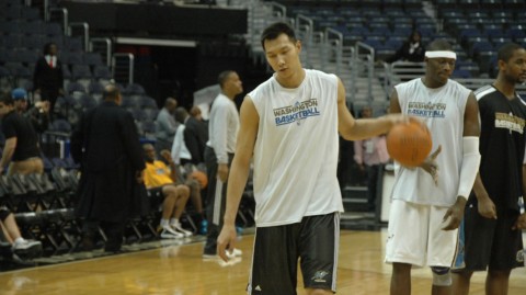 回顾经典：2011年奇才对阵黄蜂，易建联赛前挥汗如雨展敬业态度