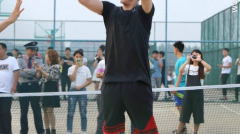 吴亦凡突袭南京高校球场，隔网相望难挡帅气，引尖叫无数