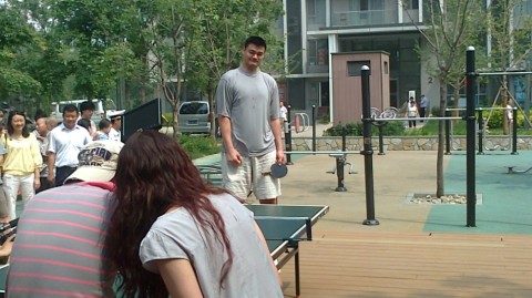 时隔十五年再回首，姚明当年小区打乒乓球名场面，至今仍是全民健身最温暖的记忆