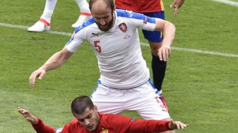 皮克禁区内手球送点，西班牙点球大战爆冷出局