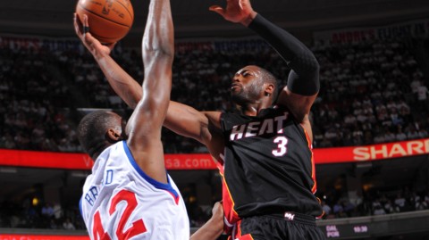 韦德强行上篮波什送火锅大礼 查尔默斯运球突破 皇帝惨遭泰山压顶——回看2011年热火对76人经典对决 那支三巨头热火你还记得吗