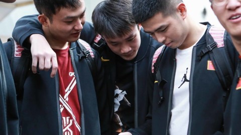 男篮海埂集训前夜 众将围睹科比传奇谢幕
